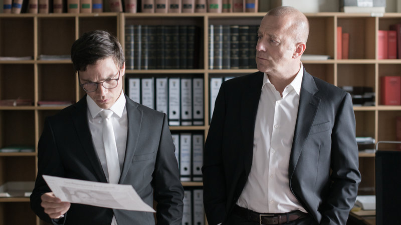 Ob Richter Wollenkamp (Sebastian Urzendowsky, l.) die gleichen Rückschlüsse aus den Unterlagen zieht wie Richter Glahn (Heino Ferch, r.)? – Bild: ZDF und Christoph Holsten Ob Richter Wollenkamp (Sebastian Urzendowsky, l.) die gleichen Rückschlüsse aus den Unterlagen zieht wie Richter Glahn (Heino Ferch, r.)? – Bild: ZDF und Christoph Holsten