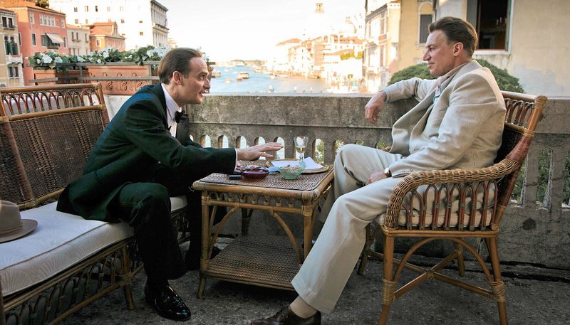 Luis Trenker (Tobias Moretti, r.) und Hollywood-Agent Paul Kohner (Anatole Taubman, l.) bei den Filmfestspielen in Venedig. – Bild: One