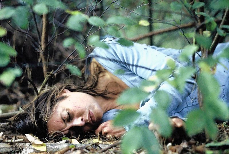 Rebecca (Susanne Wolff) hat sich in einem Wald zum Sterben hingelegt. Sie weiß keinen Ausweg mehr und möchte einfach nicht mehr existieren. -- © ZDF/Markus Schädel – Bild: ASV Rebecca (Susanne Wolff) hat sich in einem Wald zum Sterben hingelegt. Sie weiß keinen Ausweg mehr und möchte einfach nicht mehr existieren. -- © ZDF/Markus Schädel – Bild: ASV