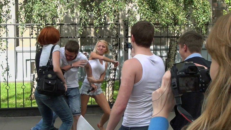 Wenn eine Falschparkerin in Rage gerät, kann das schon einmal einige russische Beamte auf Trapp halten. – Bild: N24 Doku