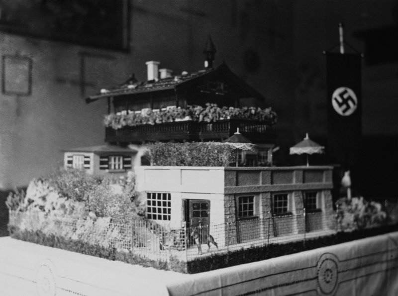 Ein Veteran des 1. Weltkrieges aus Nürnberg schenkt dem Führer 1935 ein selbst gebasteltes Modell von Hitlers Erholungsstätte auf dem Obersalzberg. – Bild: MDR/​ Jens Müller-Ali