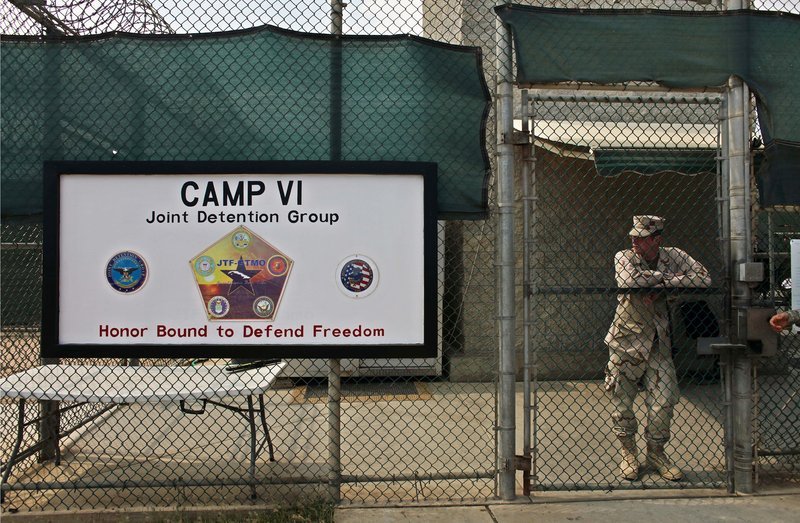 2002 werden 20 Uiguren von den Amerikanern in Afghanistan gefangen genommen und nach Guantanamo gebracht. Es gibt keinen Prozess und doch werden sie dort über Jahre inhaftiert, bis sie schließlich für unschuldig befunden und freigelassen werden. Wie konnte es dazu kommen? – Bild: Geo Television