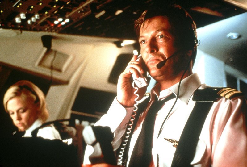 Captain John Prescott (Jack Wagner) und seine Co-Pilotin Kim McGee (Christine Elise) erfahren, dass sich an Bord ihrer Maschine eine Bombe befindet … – Bild: Nitro