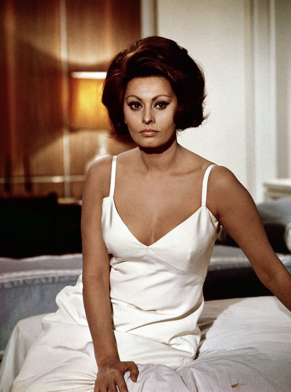 Die exilrussische Gräfin Natascha (Sophia Loren) versucht als blinde Passagierin auf einem Ozeandampfer nach Amerika zu kommen. – Bild: ARD Degeto