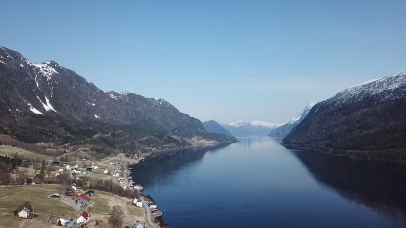 Diese Idylle an einem norwegischen Fjord ist Heimat eines der zukünftig größten Rechenzentren der Welt. – Bild: ZDF und Dominik Flohr.