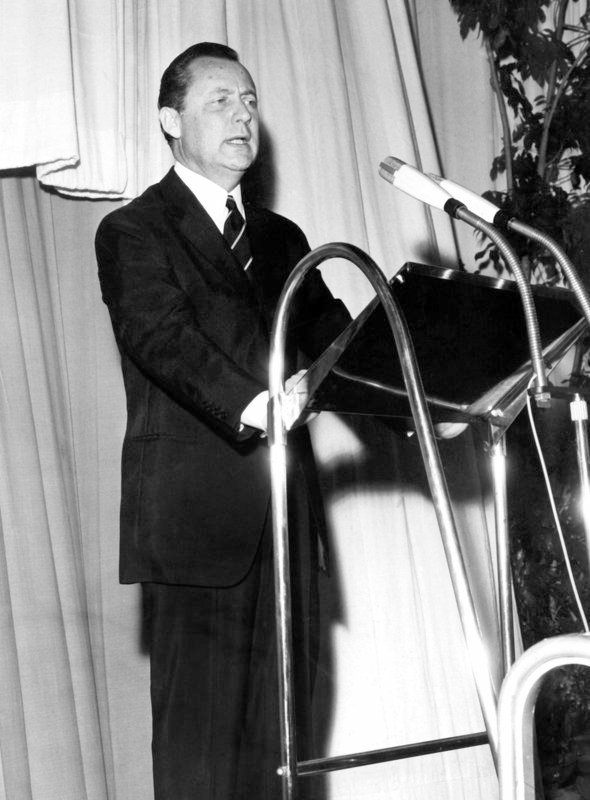 Porträt des umstrittenen Verlegers, der vor 100 Jahren, am 2. Mai 1912 geboren wurde. – Axel Springer am Rednerpult beim Betriebsfest in Berlin, 1963 – Bild: PHOENIX/rbb/BR/Axel Springer Verlag Porträt des umstrittenen Verlegers, der vor 100 Jahren, am 2. Mai 1912 geboren wurde. – Axel Springer am Rednerpult beim Betriebsfest in Berlin, 1963 – Bild: PHOENIX/rbb/BR/Axel Springer Verlag