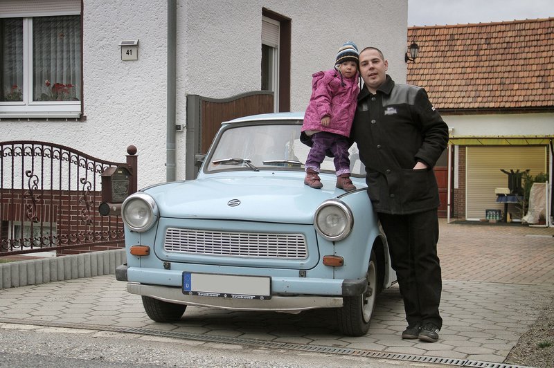 Mit seiner Tochter Vanessa ist Karsten Huth so oft wie möglich in der alten Heimat Finsterwalde. – Bild: MDR/Filmakademie Baden-Württemberg Mit seiner Tochter Vanessa ist Karsten Huth so oft wie möglich in der alten Heimat Finsterwalde. – Bild: MDR/Filmakademie Baden-Württemberg
