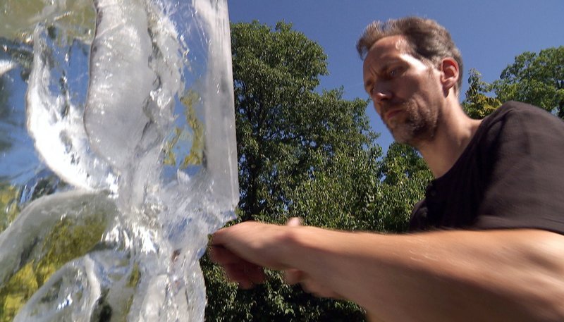 Björn Sippel schnitzt eine Mohnblume aus Eis. – Bild: HR