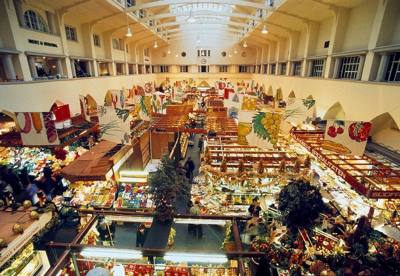 SWR Fernsehen KULINARISCHE FESTE IM WINTER, „Schlemmen und feiern“, am Samstag (27.12.14) um 18:15 Uhr. Im Jahr 1914 erbaute der Architekt Martin Elsässer die Stuttgarter Markthalle, die mit 300 Ständen der Körblesfrauen eröffnet wurde. Schon in den zwanziger Jahren wurden dort Obst und Gemüse aus ganz Europa in Hülle und Fülle angeboten. – Bild: SWR SWR Fernsehen KULINARISCHE FESTE IM WINTER, „Schlemmen und feiern“, am Samstag (27.12.14) um 18:15 Uhr. Im Jahr 1914 erbaute der Architekt Martin Elsässer die Stuttgarter Markthalle, die mit 300 Ständen der Körblesfrauen eröffnet wurde. Schon in den zwanziger Jahren wurden dort Obst und Gemüse aus ganz Europa in Hülle und Fülle angeboten. – Bild: SWR