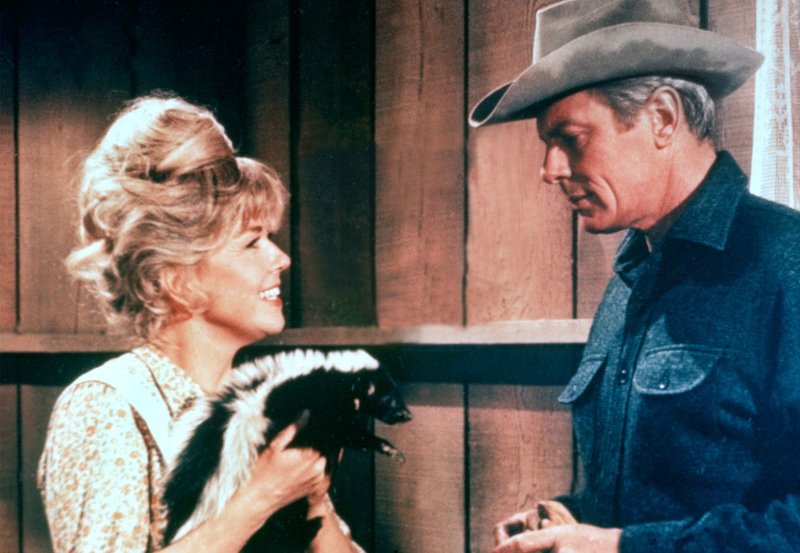 ARD DAS TEUFELSWEIB VON TEXAS (the ballad of josie), USA 1967, Regie Andrew McLaglen, am Dienstag (25.02.14) um 00:50 Uhr im Ersten. Die Witwe Josie Minick (Doris Day) zeigt ihrem Nachbarn Jason Meredith (Peter Graves) ihren neues Mitbewohner: Ein Stinktier. – Bild: ARD Degeto ARD DAS TEUFELSWEIB VON TEXAS (the ballad of josie), USA 1967, Regie Andrew McLaglen, am Dienstag (25.02.14) um 00:50 Uhr im Ersten. Die Witwe Josie Minick (Doris Day) zeigt ihrem Nachbarn Jason Meredith (Peter Graves) ihren neues Mitbewohner: Ein Stinktier. – Bild: ARD Degeto