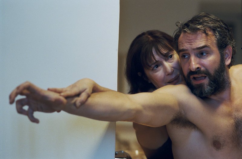 Charles (Jean Dujardin) wird von seiner stillen Haushälterin Luisa (Anne Alvaro) umsorgt. – Bild: TMG