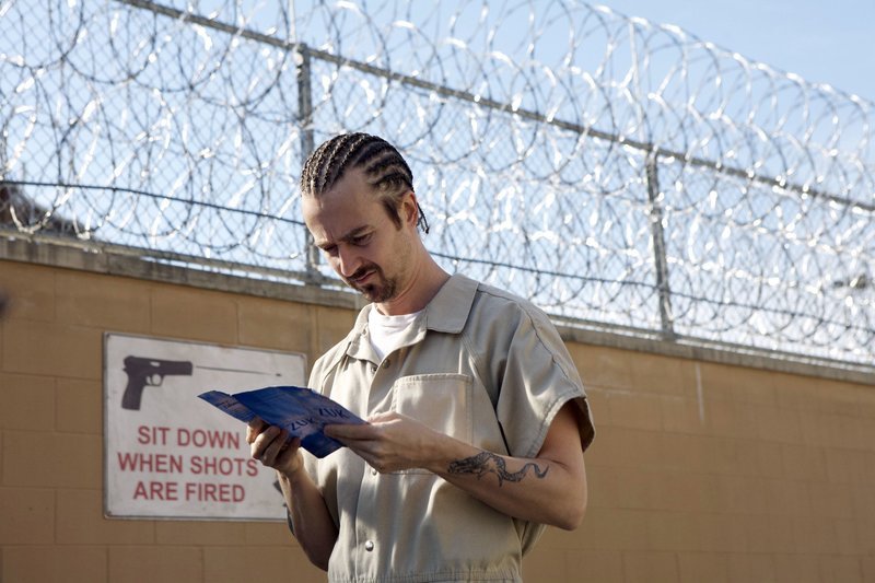 „Stone“ Creeson (Edward Norton) findet im Gefängnis zur Spiritualität. – Bild: ARD Degeto