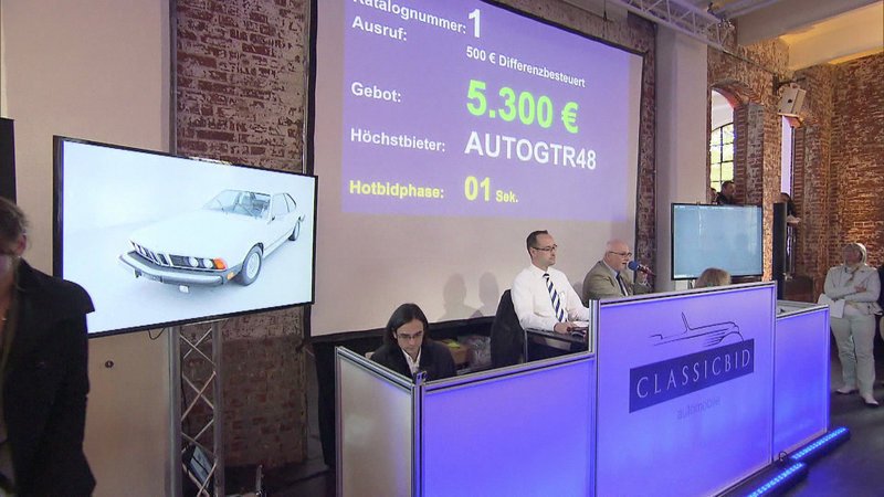 Mehrere Male im Jahr findet die Auktion Classicbid bei Frankfurt am Main statt. Dort werden vor allem Oldtimer, aber auch Youngtimer verschiedener Kraftfahrzeughersteller angeboten. – Bild: N24 Doku