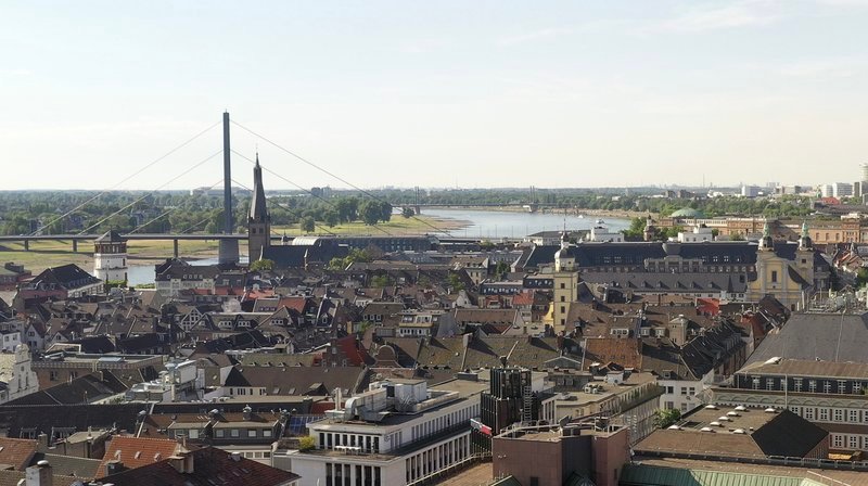 Die Düsseldorfer Altstadt vom Kirchturm der Neanderkirche aus gesehen. – Bild: WDR/​Ansager und Schnipselmann