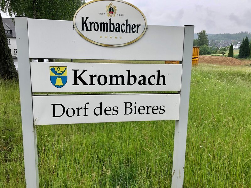 Die Brauerei Krombacher engagiert sich im Regenwald und wirbt mit dem Slogan ÑEine Perle der Naturì. Kritiker werfen der Brauerei jedoch vor, dass sie in Krombach und Umgebung weniger umweltbewusst vorgeht. – Bild: ZDF und Dunja Keuper.