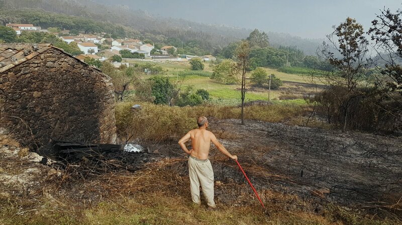 Pedro in seinem Garten nach dem Waldbrand im Dorf. – Bild: WDR/Katrin Reichwald Filmproduktion Pedro in seinem Garten nach dem Waldbrand im Dorf. – Bild: WDR/Katrin Reichwald Filmproduktion