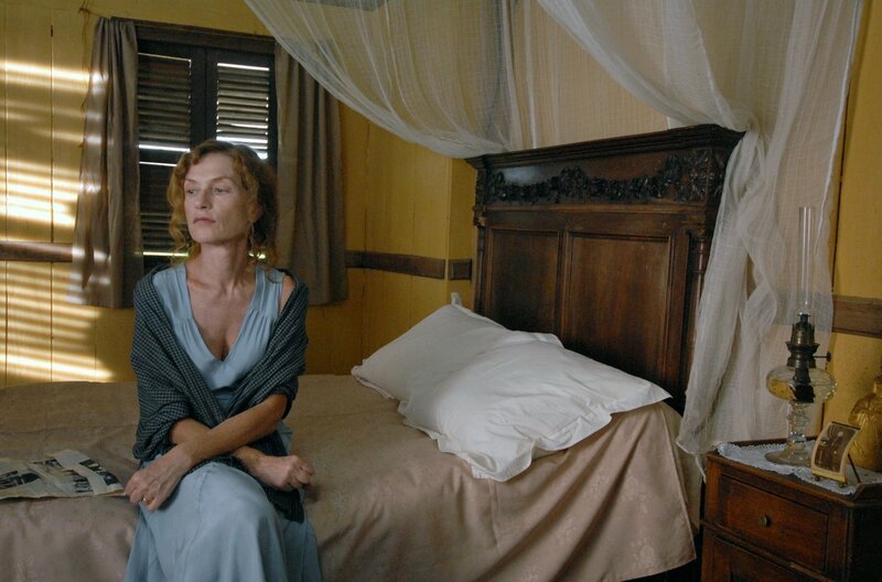 Die Mutter (Isabelle Huppert) muss sich ihre persönlichen Niederlagen eingestehen: Hätte sie vielleicht doch mehr kämpfen müssen? – Bild: Rithy Panh/1996–98 AccuSoft Inc. / © Rithy Panh/1996–98 AccuSoft Inc. Die Mutter (Isabelle Huppert) muss sich ihre persönlichen Niederlagen eingestehen: Hätte sie vielleicht doch mehr kämpfen müssen? – Bild: Rithy Panh/1996–98 AccuSoft Inc. / © Rithy Panh/1996–98 AccuSoft Inc.