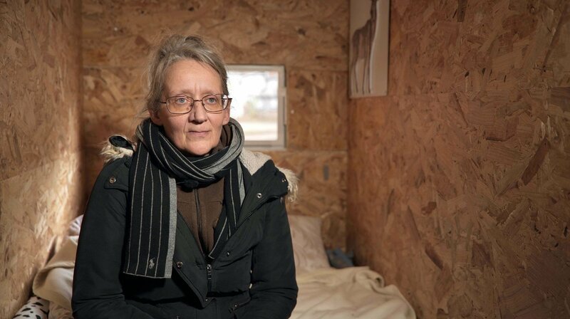 Dagmar lebt auf drei Quadratmetern in einer Wohnbox. – Bild: WDR/​Susanne Jäger