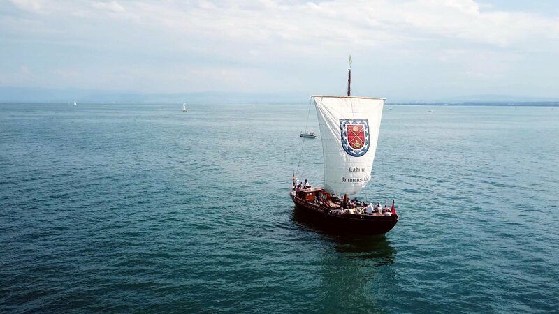 Die Lädine „St. Jodok“, der Nachbau eines historischen Lastschiffes, wie sie im Mittelalter am Bodensee verkehrten. – Bild: 3sat