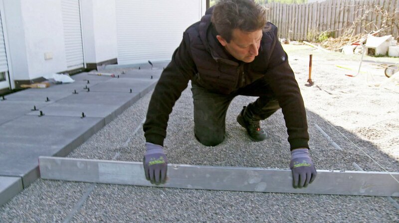Auf das richtige Messen kommt es an – Thomas Ruf baut seine neue Terrasse selbst. – Bild: SWR