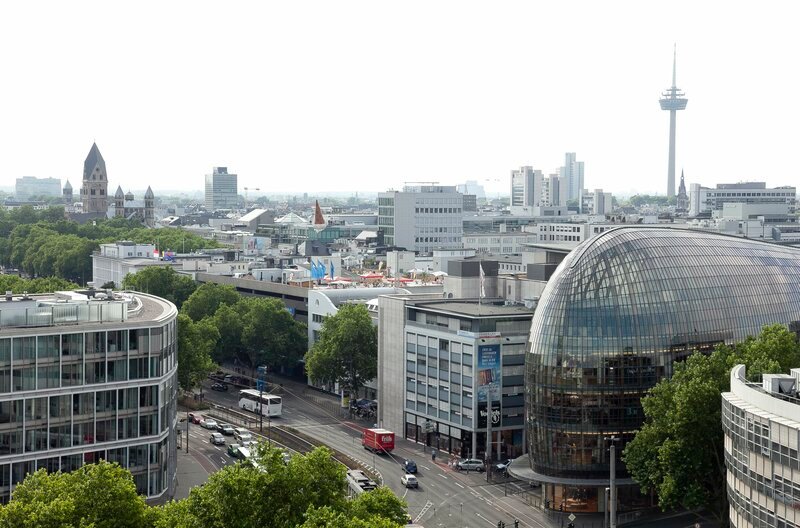 Das Modehaus (r) von Architekt Renzo Piano sieht aus wie ein gestrandeter Wal – mitten in der Kölner Innenstadt. – Bild: WDR/​Fulvio Zanettini