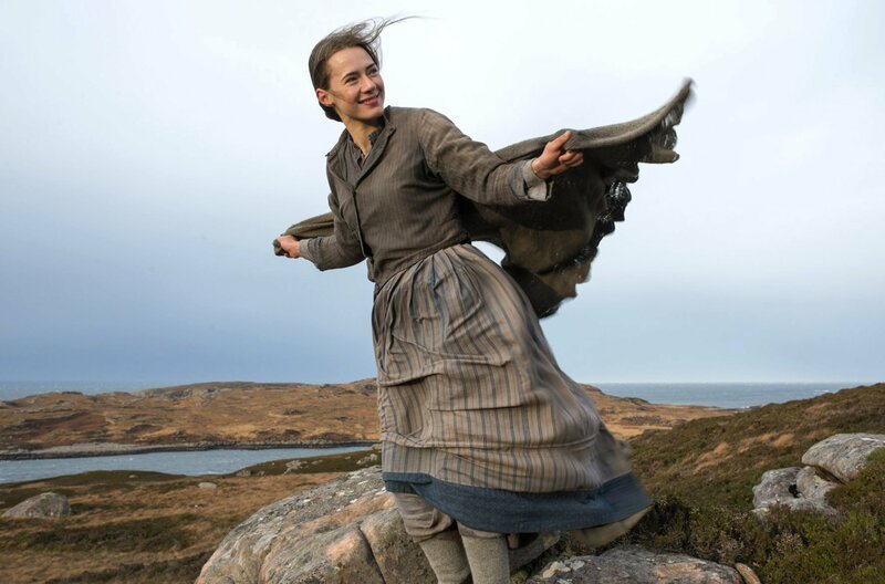 Der Held der Geschichte verliebt sich in Rose Ross (Caren Pistorius) und folgt ihr von Schottland in die USA. – Bild: Prokino/​Eva Vermandel /​ © Prokino/​Eva Vermandel