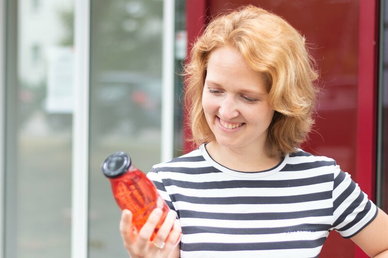 Ostdeutschland buhlt um Jungunternehmer wie Jenny Müller. Die 37-jährige zog mit ihrem Start-Up „Frischemanufaktur“ von München nach Halle. Sie stellt unter anderem Erfrischungsgetränke her. – Bild: ZDF und Franziska Krause.