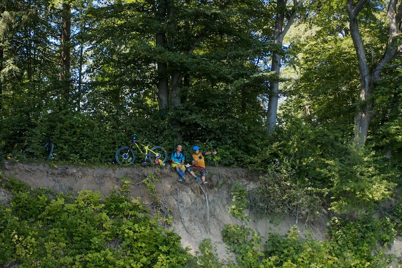 Keep on Riding Die aufregendsten Mountainbike-Trails der Schweiz Folge 2 Matthias Lüscher und Alec Wohlgroth, Mittagspause in der Fallätschen SRF/Andrea Brun – Bild: SRF2 Keep on Riding Die aufregendsten Mountainbike-Trails der Schweiz Folge 2 Matthias Lüscher und Alec Wohlgroth, Mittagspause in der Fallätschen SRF/Andrea Brun – Bild: SRF2