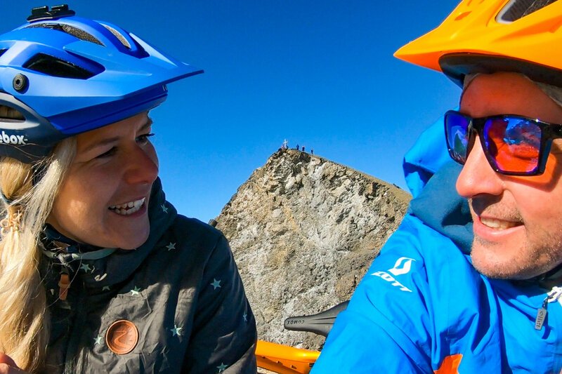 Keep on Riding Die aufregendsten Mountainbike-Trails der Schweiz Folge 2 Thomas Giger und Franziska Gobeli, Barrhorn Gipfel SRF/Matthias Lüscher – Bild: SRF2 Keep on Riding Die aufregendsten Mountainbike-Trails der Schweiz Folge 2 Thomas Giger und Franziska Gobeli, Barrhorn Gipfel SRF/Matthias Lüscher – Bild: SRF2