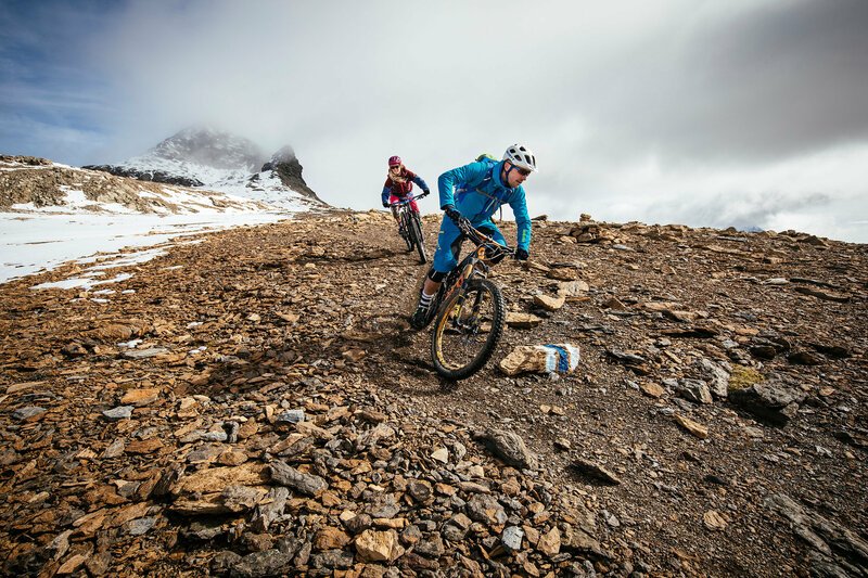 Keep on Riding Die aufregendsten Mountainbike-Trails der Schweiz Folge 2 Thomas Giger und Franziska Gobeli bei der Abfahrt vom Barrhorn/​VS SRF/​Matthias Lüscher – Bild: SRF2