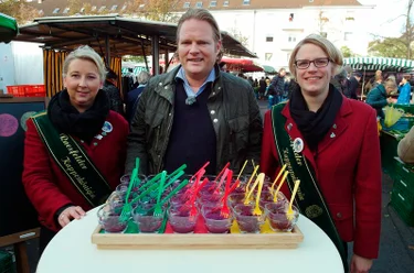 Vorkoster Björn Freitag (M) testet auf dem Wochenmarkt in Köln-Sülz mit den Kappeshoheiten Birgit Kuhmann (l) und Cornelia Büsken (r), welcher Rotkohl am besten schmeckt: frisch zubereitet, aus dem Glas oder tiefgekühlt? – Bild: WDR/Solis TV Vorkoster Björn Freitag (M) testet auf dem Wochenmarkt in Köln-Sülz mit den Kappeshoheiten Birgit Kuhmann (l) und Cornelia Büsken (r), welcher Rotkohl am besten schmeckt: frisch zubereitet, aus dem Glas oder tiefgekühlt? – Bild: WDR/Solis TV