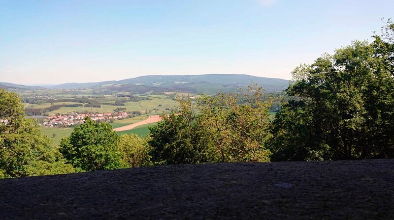 Blick auf Hopfelde, einen Ortsteil von Hessisch Lichtenau im Werra-Meißner-Kreis. – Bild: HR/​Sabine Guth