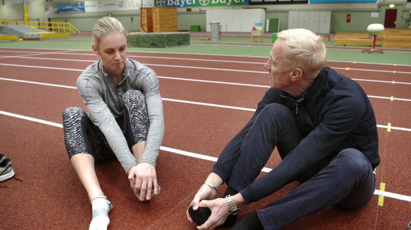 Sportwissenschaftler Prof. Ingo Froböse bringt Profisportlerin Verena Walter wichtige Dehnübungen bei. – Bild: SWR Sportwissenschaftler Prof. Ingo Froböse bringt Profisportlerin Verena Walter wichtige Dehnübungen bei. – Bild: SWR