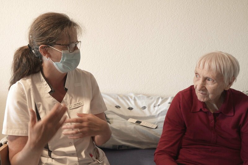 SRF DOK: Pandemie-Vorsorge: Mangelhaft Auch die 87jährige Rosa Neuhaus war erkrankt SRF – Bild: SRF1