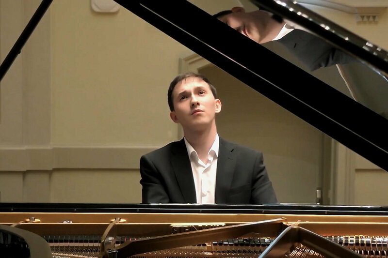 Sergey Tanin – der Pianist, der aus der Kälte kam
Am Géza Anda Concours 2018 in Zürich gewinnt Sergey Tanin den 3.Preis und den Publikumspreis
SRF – Bild: SRF1