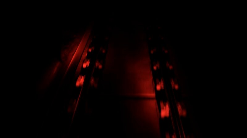 Blick auf roten Schienenstrang. – Bild: NDR/​elviajefilms