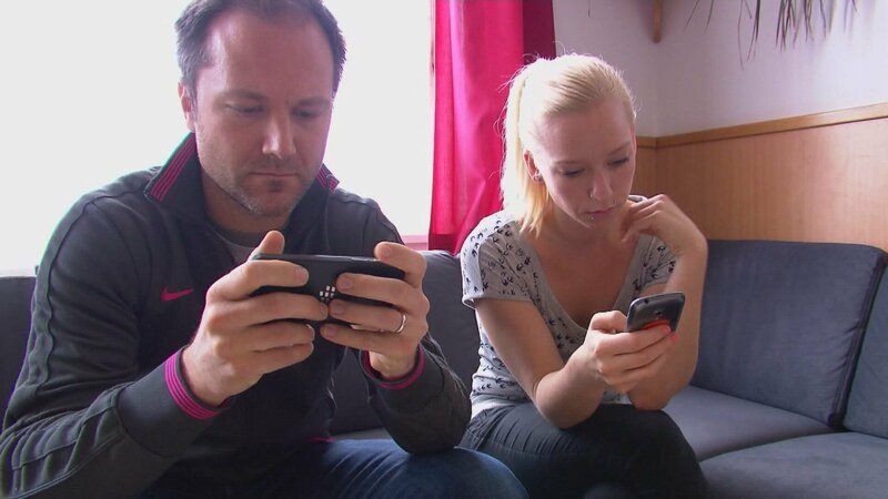 Ehepaar beim Surfen im Internet. – Bild: ORF