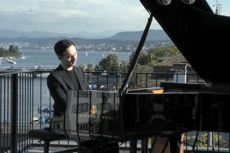Sergey Tanin – der Pianist, der aus der Kälte kam Livestream Konzert von Sergey Tanin in Corona-Zeiten auf einem Hoteldach in Zürich SRF – Bild: SRF1