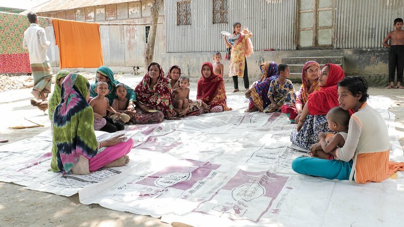 „Von der Klimakrise zur Flüchtlingskrise“, 140 Millionen Klimaflüchtlinge bis 2050. Das ist die Zahl, die von der Weltbank prognostiziert wird. Wo diese Menschen herkommen werden? Aus Ländern wie Bangladesch. Der Protagonist dieses Dokumentarfilms, Axel Schurawlow, begibt sich nach Bangladesch, um die Missstände und die Problematik aufzuzeigen.Bangladesch ist eines der Länder, die den Klimawandel jetzt schon am stärksten spüren. Menschen verlieren ihr zu Hause, müssen in die nächste Großstadt flüchten, um Trinkwasser zu finden und können kaum noch Landwirtschaft betreiben. Allein in der Hauptstadt Bangladeschs hat sich dadurch die Einwohnerzahl von knapp 8 Millionen (2011) auf heute fast 20 Millionen verdoppelt. Axel begibt sich in die Slums, interviewt die Einheimischen und geht abschließend der Frage nach: Was kann jeder einzelne von uns tun, um dem entgegen zu wirken? Er spricht mit Klimawissenschaftlern, Greta Thunberg und Umweltorganisationen, um eine Lösung für dieses Problem zu finden. SENDUNG: ORF3 – DO – 17.09.2020 – 22:45 UHR. – Veroeffentlichung fuer Pressezwecke honorarfrei ausschliesslich im Zusammenhang mit oben genannter Sendung oder Veranstaltung des ORF bei Urhebernennung. – Bild: ORF