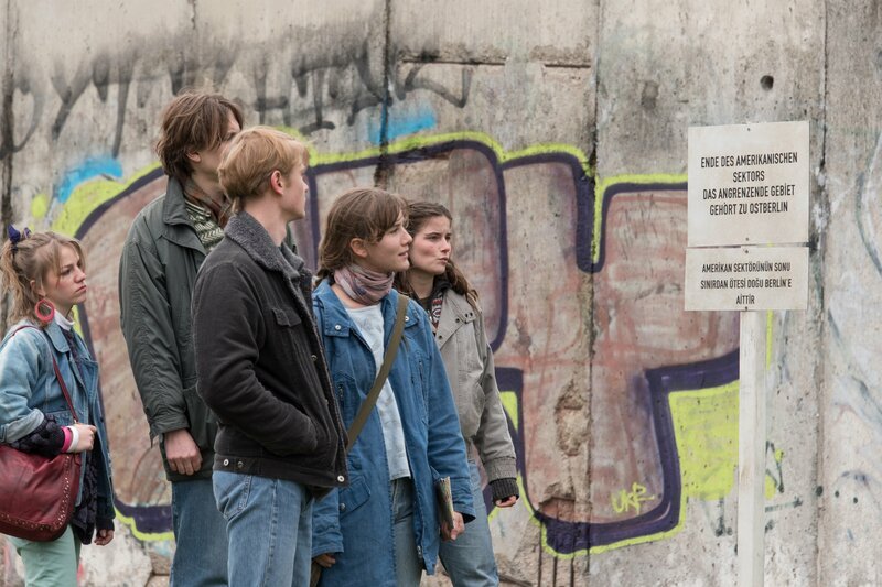1986 in Westberlin: Anna (Lea Freund, 2. v.r.) sieht zusammen mit einer Jugendgruppe zum ersten Mal die Berliner Mauer und ist über diese Trennung der Stadt sehr betroffen. – Bild: ZDF/​Meike Birck
