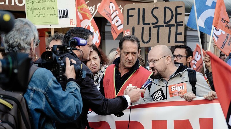 Die Arbeiter und Arbeiterinnen versuchen gemeinsam mit Gewerkschafter Laurent Amédéo (Vincent Lindon, 2.v.r.), ihre Arbeitsplätze mit aller Kraft zu retten. – Bild: WDR/​Nord-Ouest Film