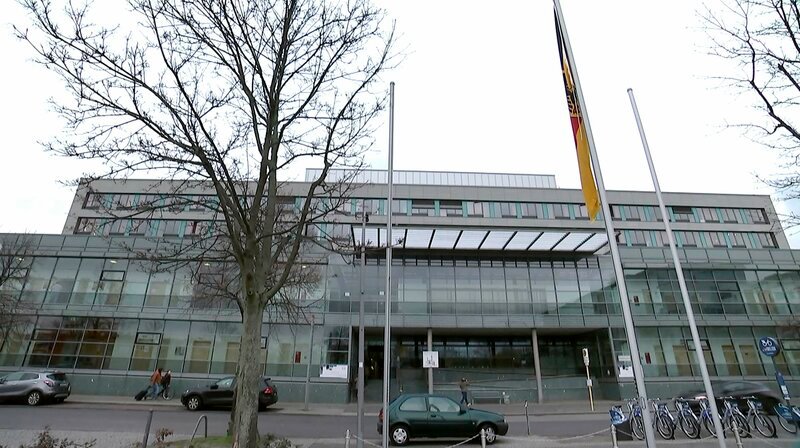 Berlin-Brandenburg hat eine hohe Qualität an Kliniken und dort medizinisch, spezialisierten Abteilungen. Die rbb Praxis Reportage „Stadt! Land! Medizin!“ begleitet drei Ärzte und Ärztinnen in ihrem Arbeitsalltag und ist dabei ganz nah bei ihren Patient*innen. Drei Ärzt*innen, die für Qualitätsmedizin in der Region stehen. – Das Bundeswehrkrankenhaus in Berlin Mitte – Scharnhorststraße. – Bild: rbb Berlin-Brandenburg hat eine hohe Qualität an Kliniken und dort medizinisch, spezialisierten Abteilungen. Die rbb Praxis Reportage „Stadt! Land! Medizin!“ begleitet drei Ärzte und Ärztinnen in ihrem Arbeitsalltag und ist dabei ganz nah bei ihren Patient*innen. Drei Ärzt*innen, die für Qualitätsmedizin in der Region stehen. – Das Bundeswehrkrankenhaus in Berlin Mitte – Scharnhorststraße. – Bild: rbb