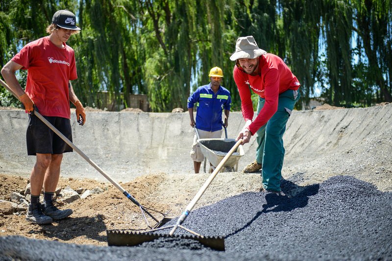 Pump for peace Ein Bike-Track für Lesotho Claudio Caluori (r.), Baustelle Sepheo SRF/​Meri Hyoky – Bild: SRF2