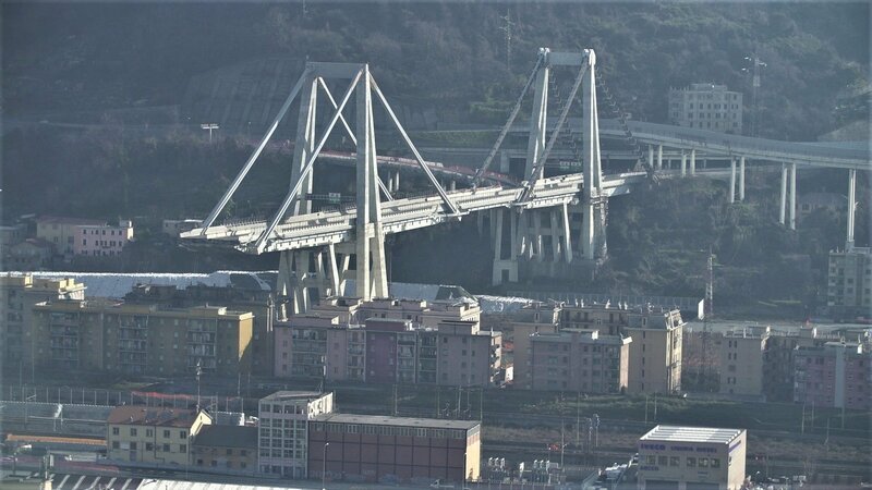 Am 14. August 2018 stürzt die Morandi-Brücke in Genua ein – mit ihr stürzen viele Fahrzeuge und ihre Insassen in die Tiefe. – Bild: ZDF und (c) CAPA PRESSE.
