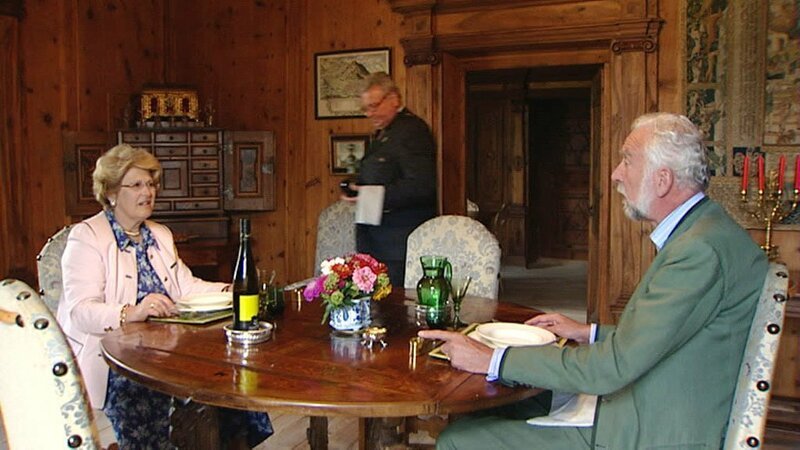 Graf und Gräfin (Cecily und Johannes) Trapp beim Speisen auf der Churburg. – Bild: 3sat
