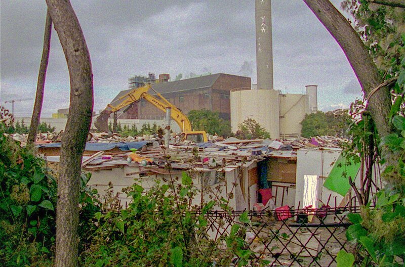 2015 wurden in den Pariser Vorstädten Hunderte Wohnblöcke abgerissen. Seitdem ist das daran angrenzende Seine-Saint-Denis wieder das französische Département mit den meisten Slums. – Bild: arte