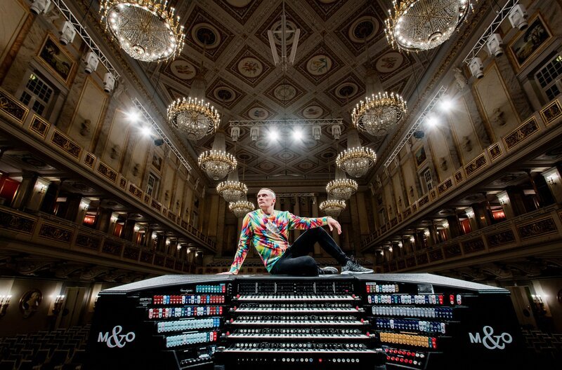 Cameron Carpenter spielt auf seiner eigens für ihn gebauten International Touring Organ in dem coronabedingt leeren Konzertsaal. – Bild: ZDF /​ © Marco Borggreve