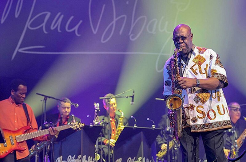 Das spektakuläre Konzert im Pariser Olympia aus dem Jahr 2014 gehört zu den besten Auftritten des legendären Jazzman Manu Dibango, der hier in Begleitung eines Orchesters, eines Chors und mehrerer Beatmakers seinen 80. Geburtstag feierte. – Bild: ARTE France /​ © Zycopolis productions