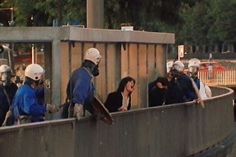 DOK – Der Spitzel und die Chaoten Die monatelange Demonstrationswelle, welche Zürich 1980 erfasste, trieb die Gewaltspirale immer weiter nach oben. Filmstill SRF-Archiv – Bild: SRF1