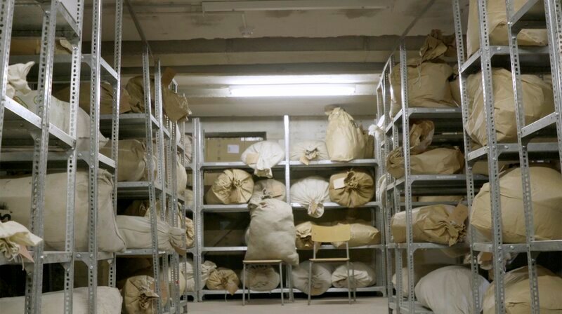 15.500 Säcke zerrissener Stasi-Dokumenten wurden nach dem Mauerfall sichergestellt. In der BStU-Außenstelle Frankfurt/Oder lagern 1.550 Säcke davon. – Bild: MDR/Magnetfilm GmbH 15.500 Säcke zerrissener Stasi-Dokumenten wurden nach dem Mauerfall sichergestellt. In der BStU-Außenstelle Frankfurt/Oder lagern 1.550 Säcke davon. – Bild: MDR/Magnetfilm GmbH